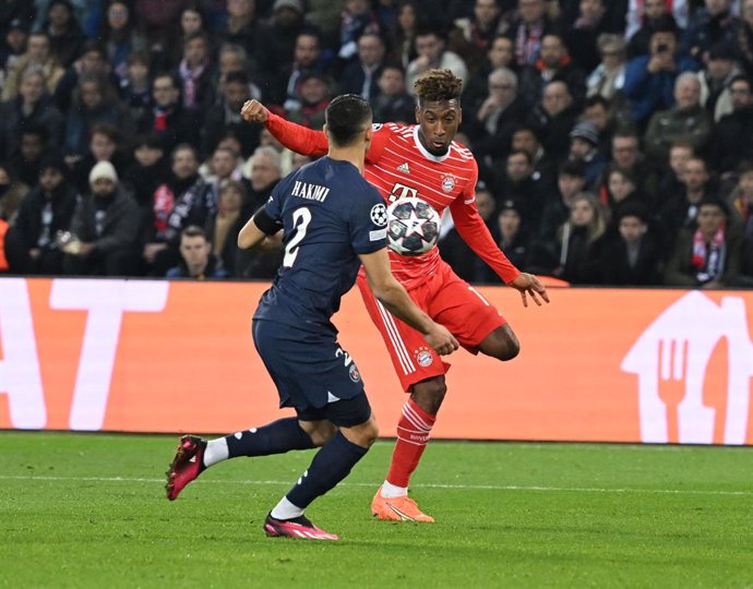 14 February 2023, France, Paris: Paris Saint-Germain's Achraf Hakimi (L) and Bayern Munich's Kingsley Coman battle for the ball during the UEFA Champions League round of 16 first leg soccer match between Paris Saint-Germain and Bayern Munich at Parc des