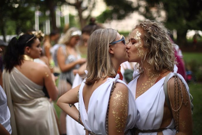 Archivo - 02 March 2019, Australia, Sydney: A couple kisses as they take part in the 41st annual Gay and Lesbian Mardi Gras parade in Sydney. Photo: Brendon Thorne/AAP/dpa