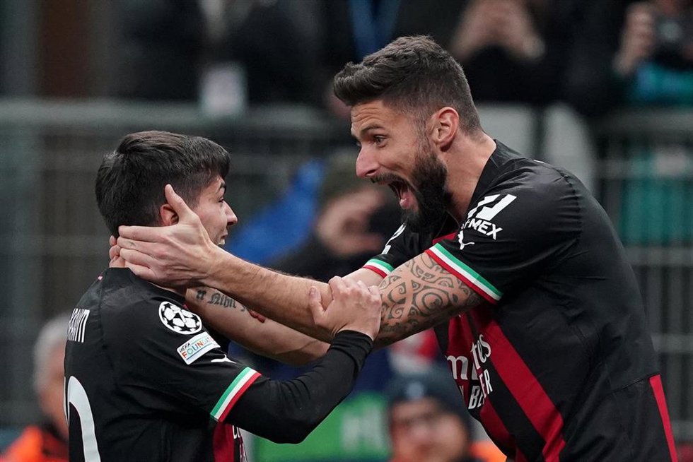 Giroud felicita a Brahim Díaz tras el 1-0 en el Milan-Tottenham de la Liga de Campeones 2022-2023