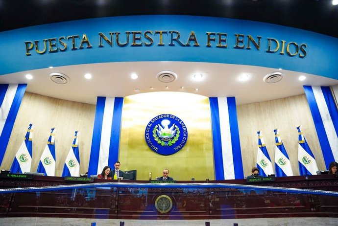 El presidente de la Asamblea de El Salvador, Ernestro Castro