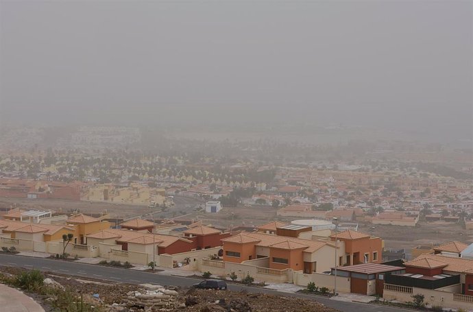 La calima visible en el Puerto del Rosario, a 13 de febrero de 2023, en Fuerteventura, Canarias (España). Las islas de la provincia de Las Palmas -Gran Canaria, Lanzarote y Fuerteventura- está en aviso amarillo por calima y una visibilidad que podría se