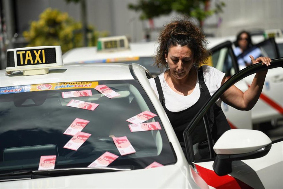 Archivo - Una mujer taxista en una protesta en Madrid.