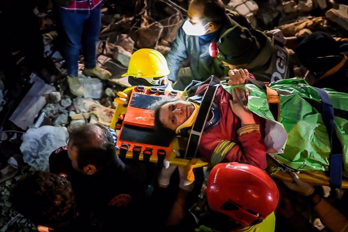 Una dona rescatada d'entre els enderrocs després dels terratrmols a Turquia (Arxiu)