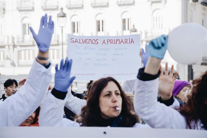 Una persona protesta con una pancarta durante una concentración de médicos y pediatras de Atención Primaria en huelga, entre la sede de la Dirección General de Recursos Humanos del Servicio Madrileño de Salud (Sermas) y la sede del Gobierno regional
