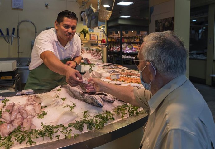 Archivo - Pescadería en un mercado de abastos. 