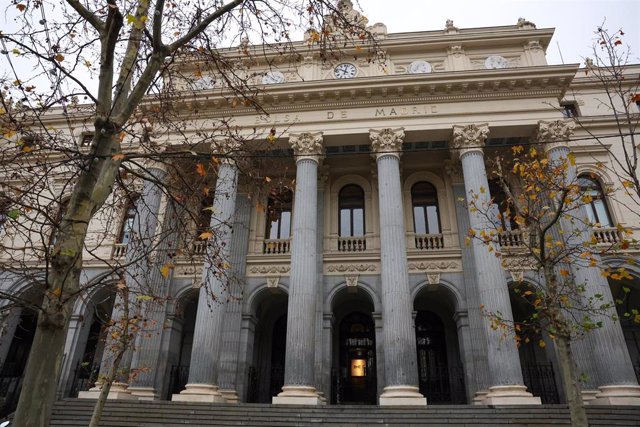 Archivo - Fachada del Palacio de la Bolsa de Madrid, a 23 de diciembre de 2022, en Madrid (España). 