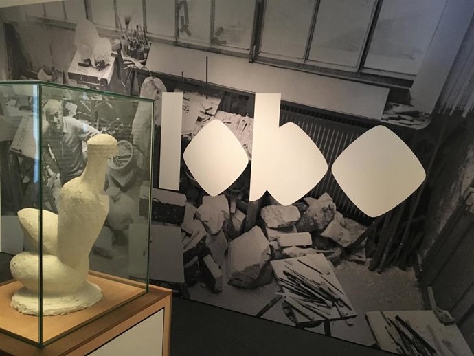 Archivo - Imagen de archivo de una fotografía y escultura de Baltasar Lobo