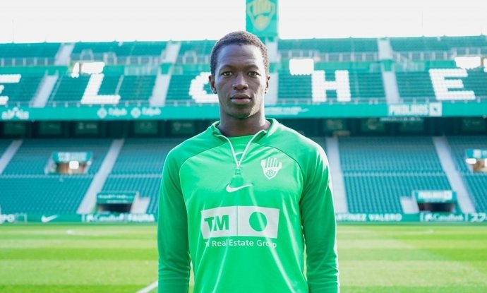 El mediocentro senegalés Pape Cheikh se entrena a prueba para poder fichar por el Elche CF.
