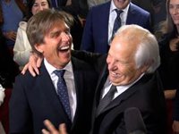 ¡Abrazo histórico! Así ha sido el inolvidable encuentro público de Manuel Díaz y su padre, Manuel Benítez 'El Cordobés'