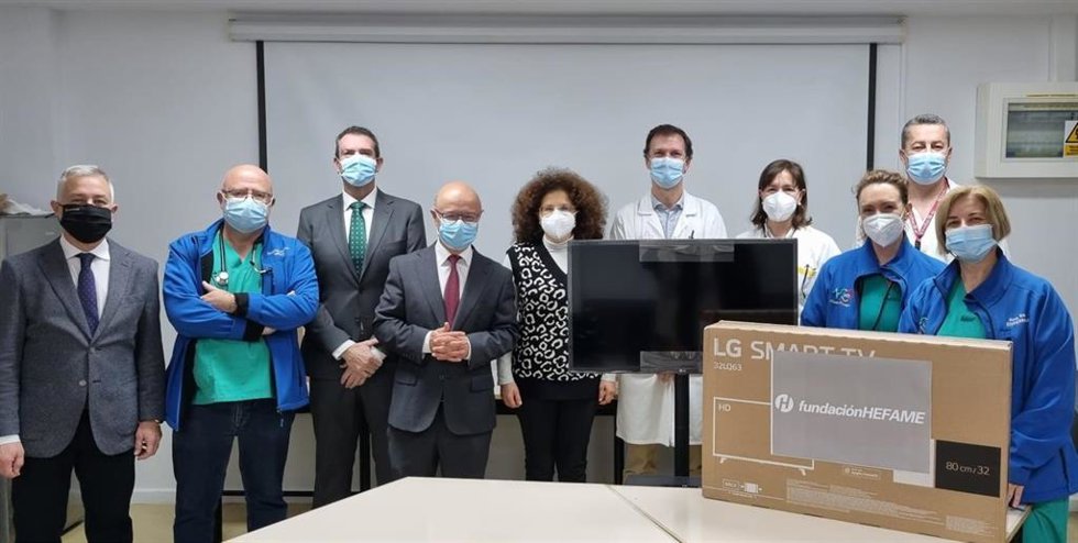 Enrique Ayuso se reúne con el director gerente del Hospital Morales Meseguer de Murcia y con el jefe de Servicio de la Unidad de Cuidados Intensivos y les entrega diversos televisores para el programa de Humanización del hospital