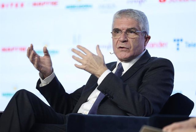 Inmaculada Riera, directora general de la Cámara de Comercio de España, e Isaías Táboas,  presidente de Renfe.