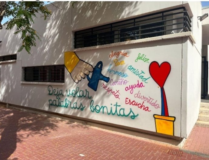 Una de las frases ganadoras en una pared dell CEIP Las Tejeras de Alcantarilla (Murcia)