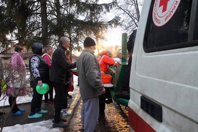 Personal de Cruz Roja reparte ayuda en Járkov, Ucrania