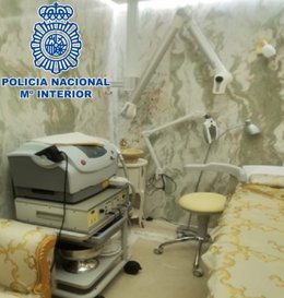 Nota De Prensa + Foto "La Policía Nacional Detiene A Tres Personas Que Sin Estar Cualificadas Realizaban Tratamientos Estéticos En Una Clínica "