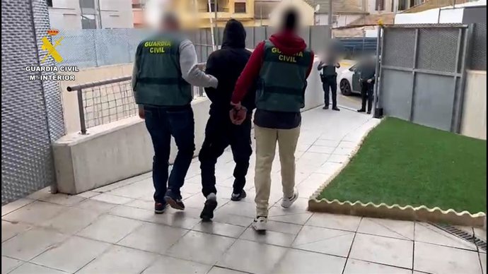 Detenido un hombre por robar en 23 viviendas de la Vega Baja tras escalar por la fachada