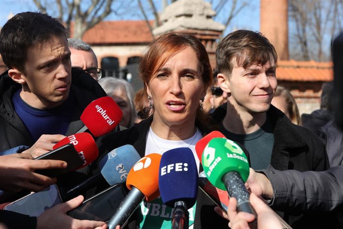 La portavoz de Más Madrid en la asamblea y candidata a la Presidencia regional, Mónica García, realiza declaraciones a los medios junto al líder de Más País, Iñigo Errejón, antes de marchar hacia Cibeles durante una manifestación contra el desmantelamie