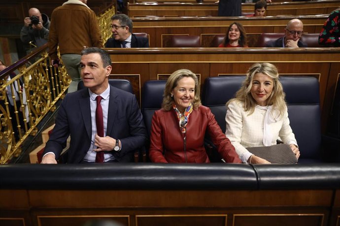 (I-D) El presidente del Gobierno, Pedro Sánchez; la vicepresidenta primera del Gobierno y ministra de Asuntos Económicos, Nadia Calviño y la vicepresidenta segunda y ministra de Trabajo y Economía Social, Yolanda Díaz, durante una sesión plenaria, en el