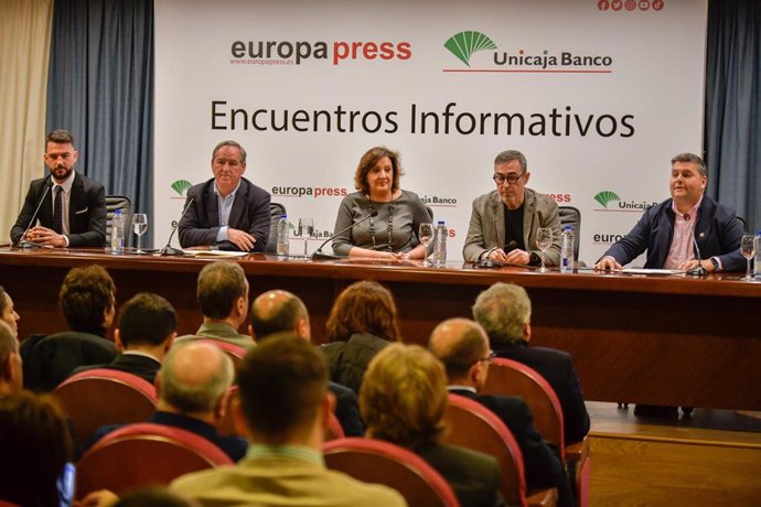 El secretario general de CCOO C-LM, Paco de la Rosa --segundo por la derecha-- en el Encuentro Informativo organizado por Europa Pres y Unicaja Banco