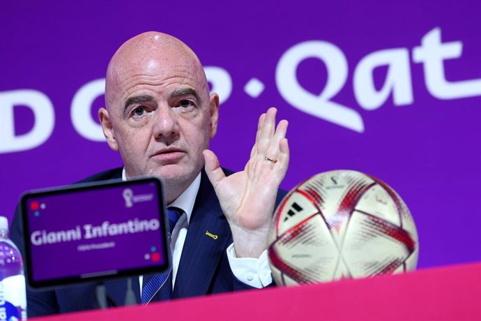 Archivo - El presidente de FIFA, Gianni Infantino, durante una rueda de prensa. 