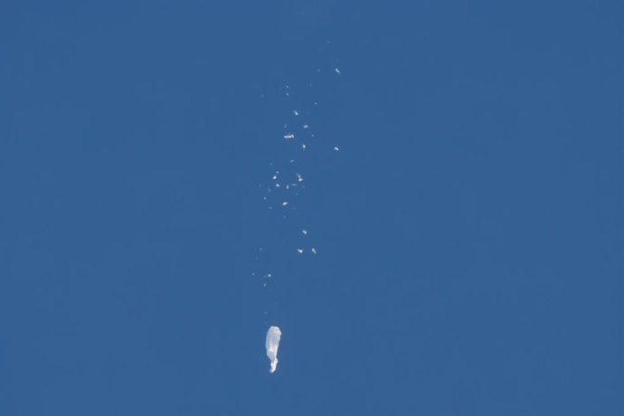 05 February 2023, US, Myrtle Beach: Debris are seen falling from the sky after a Chinese spy balloon was shot down by an F22 military fighter jet over Surfside Beach in South Carolina. Photo: Joe Granita/ZUMA Press Wire/dpa
