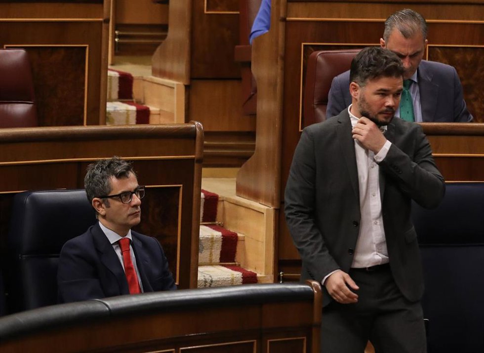 Archivo - El portavoz de Esquerra Republicana (ERC) en el Congreso, Gabriel Rufián (d), pasa al lado del ministro de la Presidencia, Relaciones con las Cortes y Memoria Democrática, Felix Bolaños.