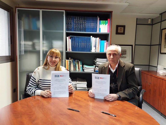 Daniela González, presidenta de FSMCV, y Vicent Gil, secretario de FVMP, en la firma del convenio.