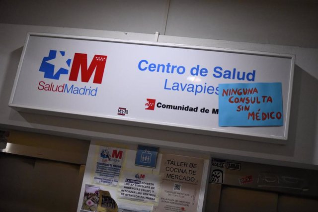 Archivo - Cartel que dice "Ningúna Consulta sin Médico" en el centro de salud de Lavapiés