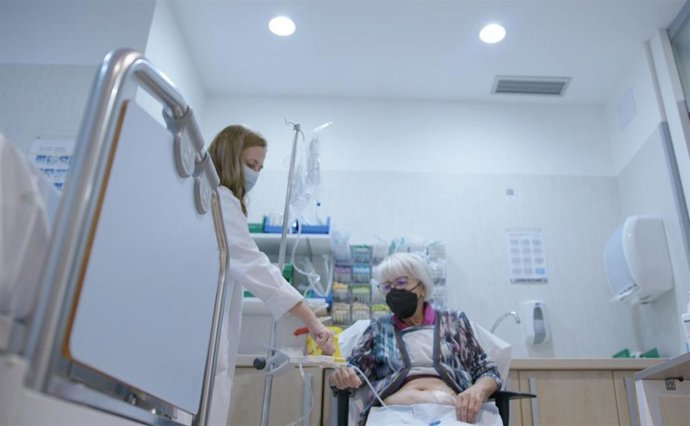 Una treintena de pacientes del Clínico San Cecilio se realiza la diálisis peritoneal en su domicilio.