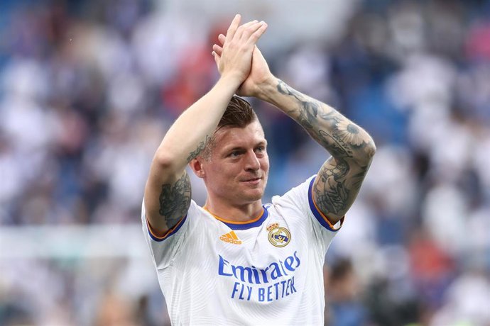 Archivo - El centrocampista del Real Madrid Toni Kroos celebra el título de Liga 2021-2022.