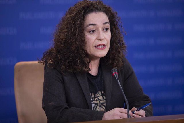 La portavoz del grupo parlamentario Por Andalucía, Inmacualda Nieto, durante su comparecencia en rueda de prensa en el Parlamento de Andalucía. A 15 de febrero de 2023, en Sevilla (Andalucía, España). Los portavoces de los grupos parlamentarios, se dan ci