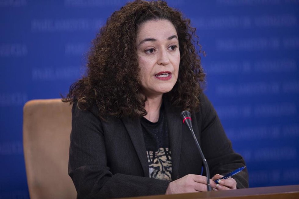 La portavoz del grupo parlamentario Por Andalucía, Inmacualda Nieto, durante su comparecencia en rueda de prensa en el Parlamento de Andalucía. A 15 de febrero de 2023, en Sevilla (Andalucía, España). Los portavoces de los grupos parlamentarios, se dan 