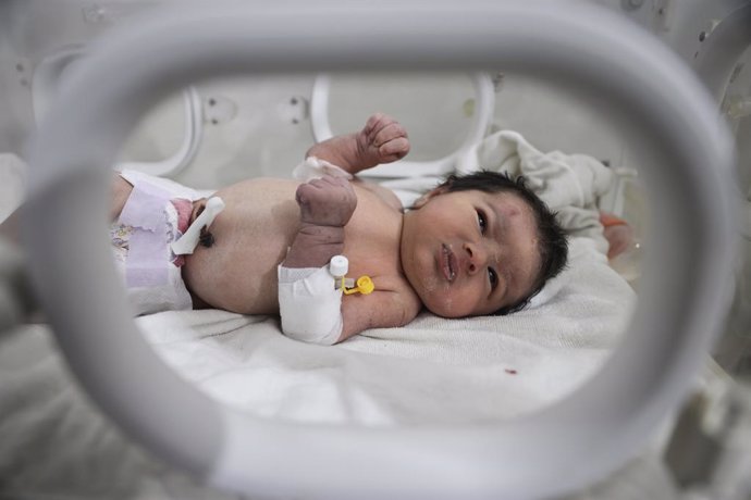 08 February 2023, Syria, Afrin: A newborn girl lies inside an incubator as part of her medical checkup at a children's hospital in the Syrian town of Afrin. Aya, the so-called 'miracle baby', was rescued from underneath a destroyed house, with her umbil