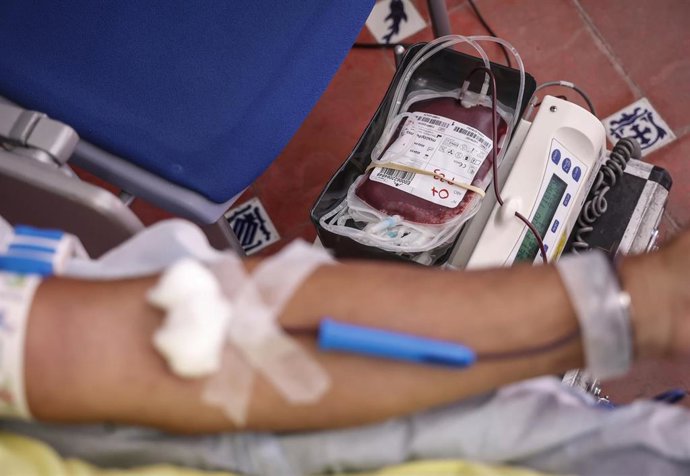 Archivo - Una persona dona sangre (archivo)