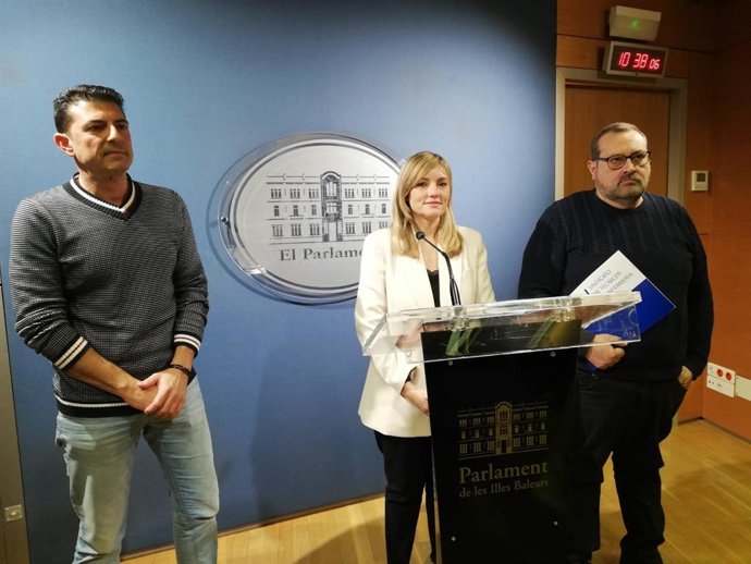 El secretario general de SATSE en Baeares, Jorge Tera; la portavoz nacional de CS, Patricia Guasp; y el secretario de acción social nacional de SAE, Daniel Torres.