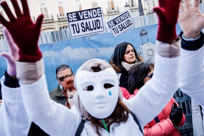 Varias personas se manifiestan durante la protesta de Médicos de Familia y Pediatras de la Comunidad de Madrid