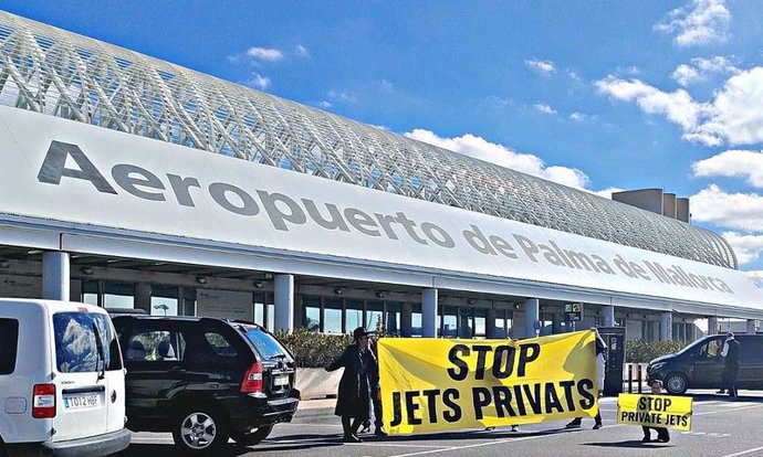 Archivo - Protesta contra los jets privados frente al aeropuerto Son Sant Joan (Palma)