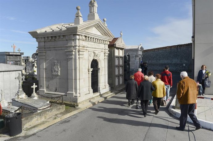 Archivo - Personas en el cementerio de Ciriego