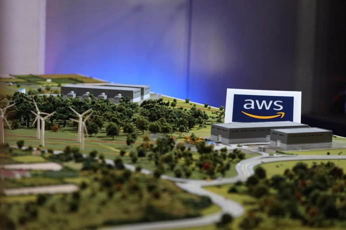 Archivo - Una maqueta de la región cloud de Amazon Web Services (AWS) en Aragón