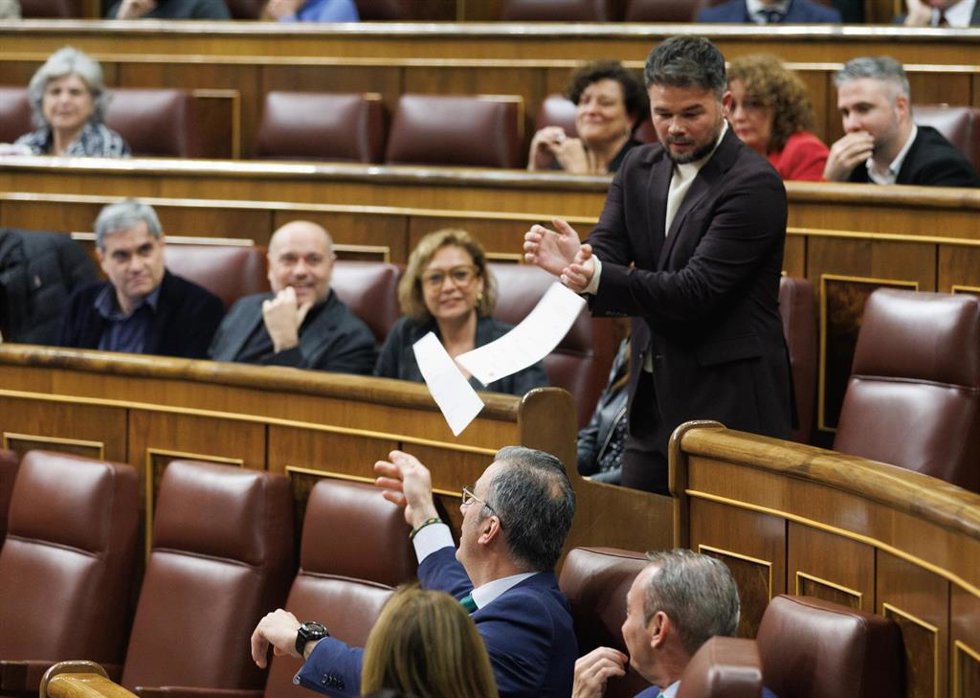 El diputado de Vox Javier Ortega Smith rompe una orden de detención de Gibraltar que le entrega el portavoz de ERC en el Congreso, Gabriel Rufián