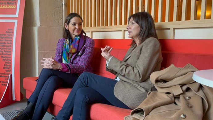 La ministra de Industria, Comercio y Turismo, y candidata del PSOE a la Alcaldía de Madrid, Reyes Maroto, se ha reunido hoy con la alcaldesa de París, Anne Hidalgo.