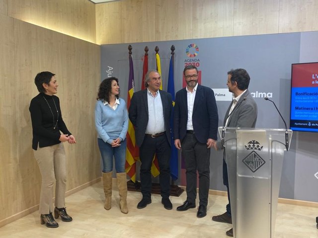 La gerente del Patronato de Escoletas, Francisca Niell, la directora general de Primera Infancia, Amanda Fernández, el conseller de Educación y FP, Martí March, el alcalde de Palma, José Hila, y el regidor de Educación, Llorenç Carrió.