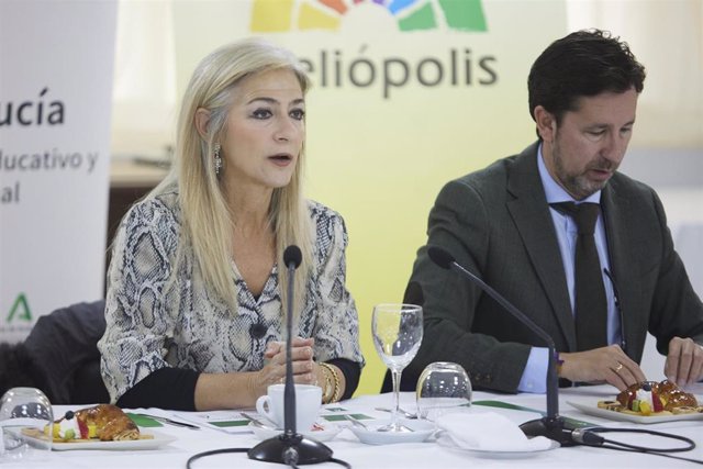 La consejera de Desarrollo Educativo y Formación Profesional de la Junta de Andalucía, Patricia del Pozo, interviene durante la presentación de la propuesta del nuevo currículo que entrará en vigor en el curso 2023/24 en el IES Heliopolis, a 15 de febrero