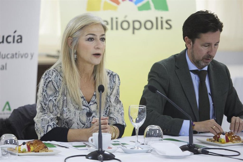 La consejera de Desarrollo Educativo y Formación Profesional de la Junta de Andalucía, Patricia del Pozo, interviene durante la presentación de la propuesta del nuevo currículo que entrará en vigor en el curso 2023/24 en el IES Heliopolis, a 15 de febre