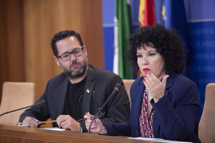 El portavoz del Grupo Mixto-Adelante Andalucía, José Ignacio García, y la presidenta del grupo, Maribel Mora, este miércoles en rueda de prensa. 