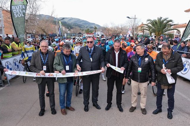 Corte de cinta en la primera etapa de la 69ª Vuelta Ciclista a Andalucía.