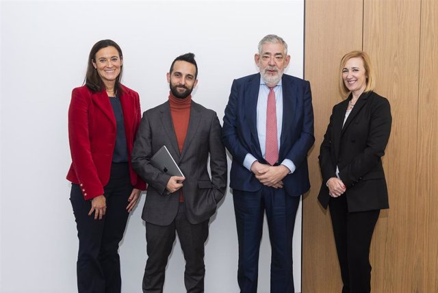 De izda. A dcha., la profesora de Derecho CEU UCH María Luisa Mena, el vicepresidente del GLTH, el rector de la CEU UCH y la decana de la Facultad de Derecho, Empresa y Ciencias Políticas de la CEU UCH, Esperanza Ferrando.