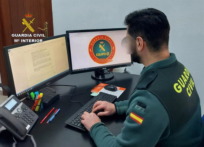 Imagen de un agente de la Guardia Civil, durante la operación