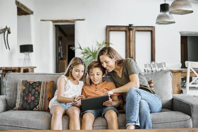 Madre e hijos utilizando una tablet