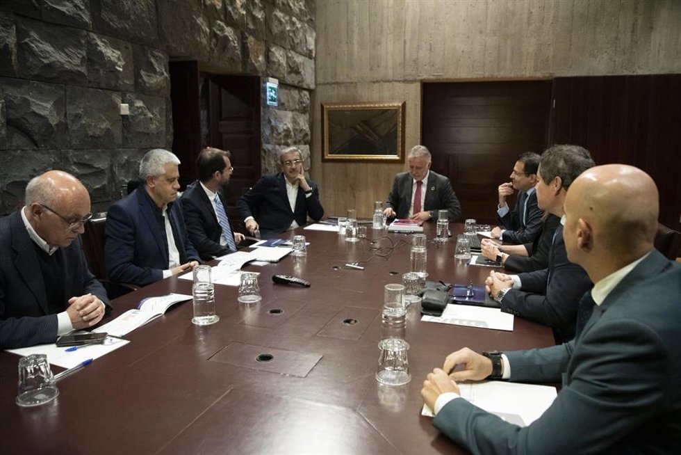 El presidente del Gobierno de Canarias, Ángel Víctor Torres, en una reunión con representantes del BBVA para conocer el informe de perspectivas económicas