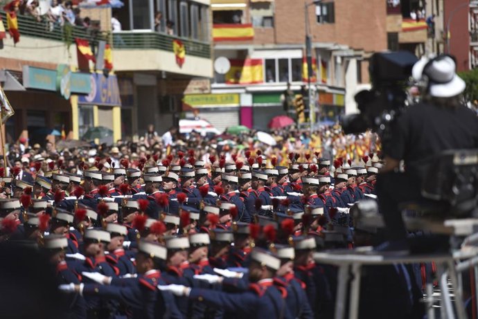 Archivo - Efectivos de la Guardia Real durante el acto central conmemorativo del Día de las Fuerzas Armadas, el pasado 28 de mayo de 2022, en Huesca